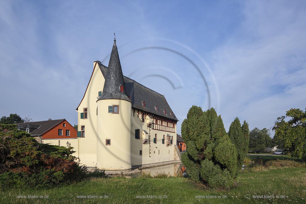 Zuelpich-Langendorf, Burg Langendorf, eine der besterhaltenen Wasserburgen des Rheinlandes, deren Urspruenge in das 12./13. Jahrhundert zurueckreichen;  Zuelpich-Langendorf, castle Burg Langendorf.