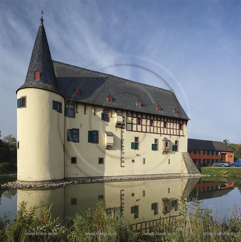 Zuelpich-Langendorf, Burg Langendorf, eine der besterhaltenen Wasserburgen des Rheinlandes, deren Urspruenge in das 12./13. Jahrhundert zurueckreichen;  Zuelpich-Langendorf, castle Burg Langendorf.