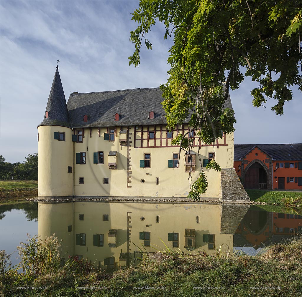 Zuelpich-Langendorf, Burg Langendorf, eine der besterhaltenen Wasserburgen des Rheinlandes, deren Urspruenge in das 12./13. Jahrhundert zurueckreichen;  Zuelpich-Langendorf, castle Burg Langendorf.