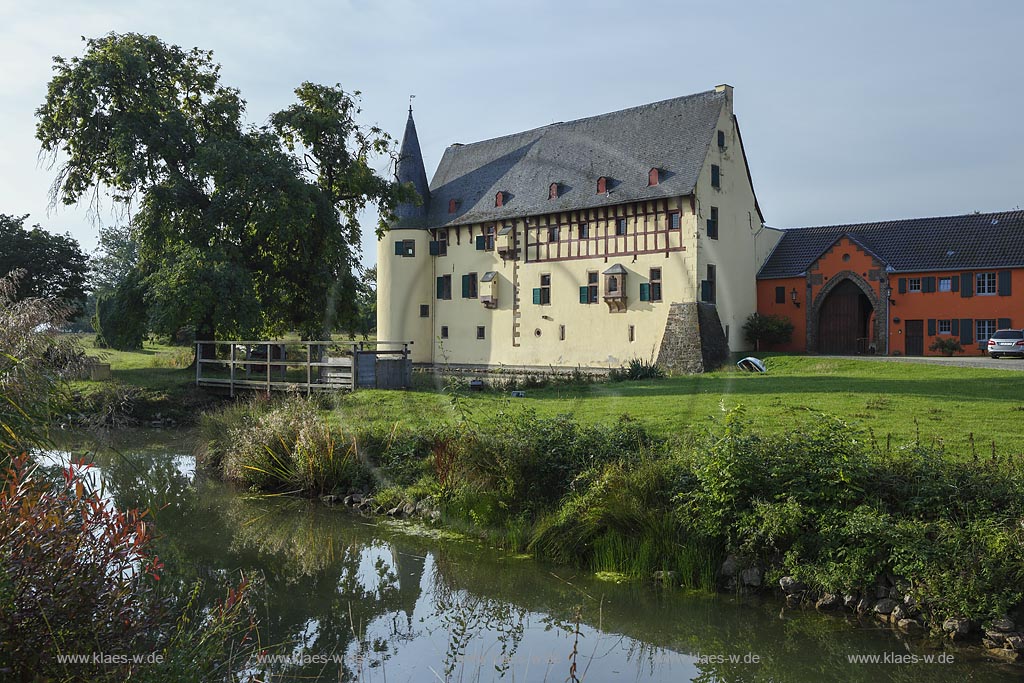 Zuelpich-Langendorf, Burg Langendorf, eine der besterhaltenen Wasserburgen des Rheinlandes, deren Urspruenge in das 12./13. Jahrhundert zurueckreichen;  Zuelpich-Langendorf, castle Burg Langendorf.