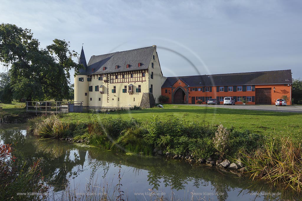 Zuelpich-Langendorf, Burg Langendorf, eine der besterhaltenen Wasserburgen des Rheinlandes, deren Urspruenge in das 12./13. Jahrhundert zurueckreichen;  Zuelpich-Langendorf, castle Burg Langendorf.