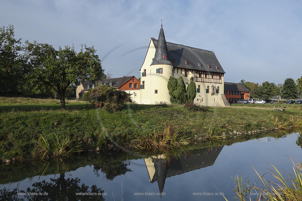 Zuelpich-Langendorf, Burg Langendorf, eine der besterhaltenen Wasserburgen des Rheinlandes, deren Urspruenge in das 12./13. Jahrhundert zurueckreichen;  Zuelpich-Langendorf, castle Burg Langendorf.