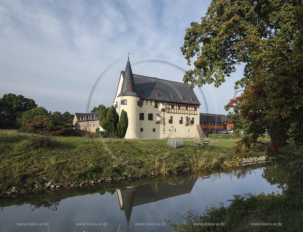 Zuelpich-Langendorf, Burg Langendorf, eine der besterhaltenen Wasserburgen des Rheinlandes, deren Urspruenge in das 12./13. Jahrhundert zurueckreichen;  Zuelpich-Langendorf, castle Burg Langendorf.