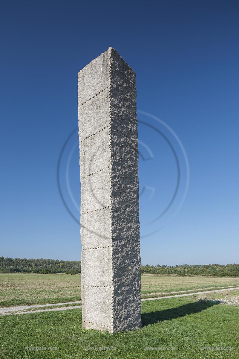 Zuelpich Langendorf, Skulpturen im Feld, Installation von "Ulrich Rueckriem", Chlodwig Stele (1999)