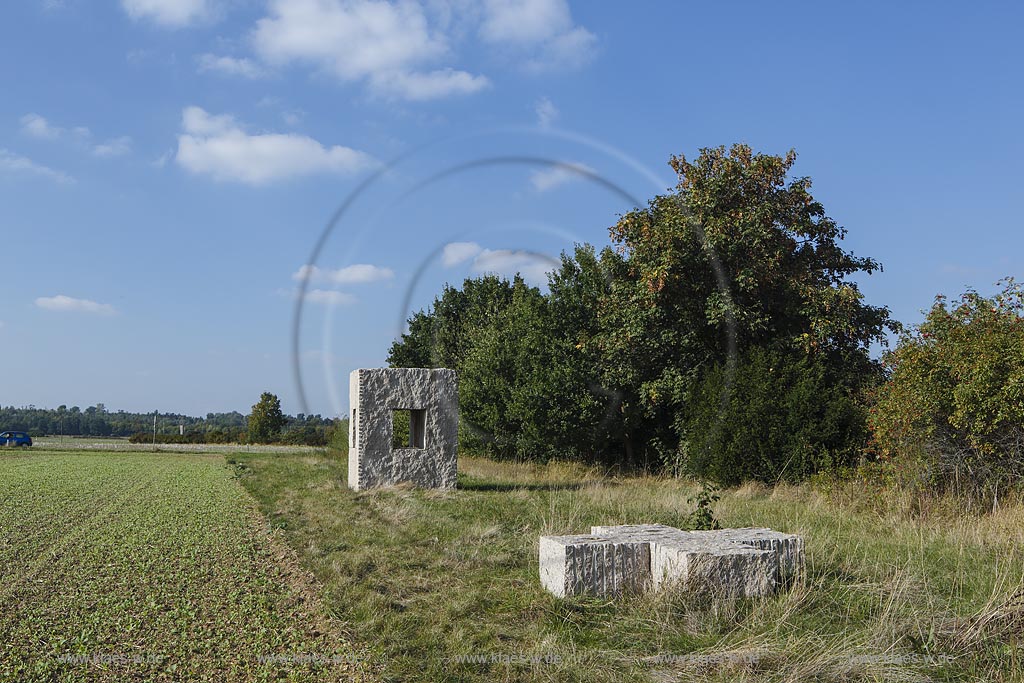 Zuelpich Langendorf, Skulpturen im Feld, Installation von "Ulrich Rueckriem", Kubus (2004),400 H x 250 x 250 cm, alle Seiten gespalten, 3 horizontale Spaltungen je 100 cm, 10 cm ueber Boden, an zwei Seiten, zwischen der zweiten und dritten Spaltung zwei vertikale Spaltungen, Hoehe ca. 100 cm, herausgenommene Teile im Vordergrund, Gewicht ca. 70.000 kg Granit Rosa Porrino; Zuelpich Langendorf, sculptures Skulpturen im Feld, installation by "Ulrich Rueckriem", Kubus (2004).