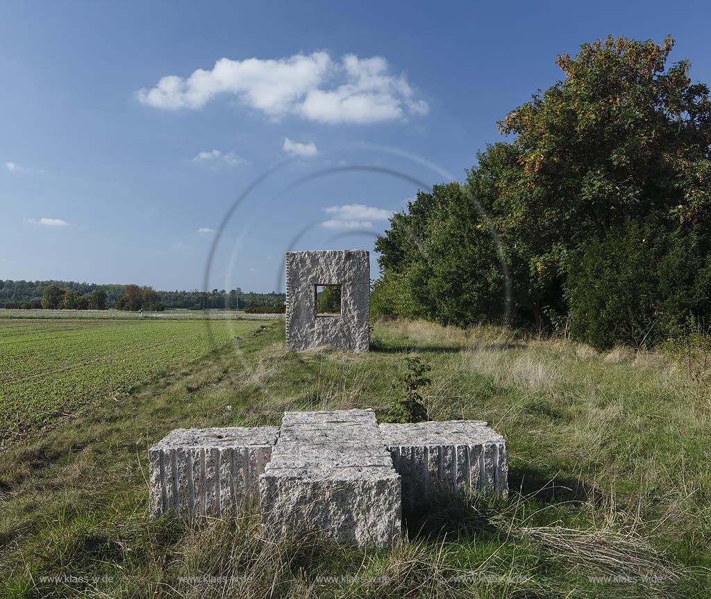 Zuelpich Langendorf, Skulpturen im Feld, Installation von "Ulrich Rueckriem", Kubus (2004),400 H x 250 x 250 cm, alle Seiten gespalten, 3 horizontale Spaltungen je 100 cm, 10 cm ueber Boden, an zwei Seiten, zwischen der zweiten und dritten Spaltung zwei vertikale Spaltungen, Hoehe ca. 100 cm, herausgenommene Teile im Vordergrund, Gewicht ca. 70.000 kg Granit Rosa Porrino; Zuelpich Langendorf, sculptures Skulpturen im Feld, installation by "Ulrich Rueckriem", Kubus (2004).