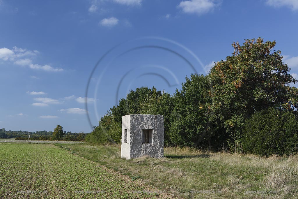 Zuelpich Langendorf, Skulpturen im Feld, Installation von "Ulrich Rueckriem", Kubus (2004),400 H x 250 x 250 cm, alle Seiten gespalten, 3 horizontale Spaltungen je 100 cm, 10 cm ueber Boden, an zwei Seiten, zwischen der zweiten und dritten Spaltung zwei vertikale Spaltungen, Hoehe ca. 100 cm, herausgenommene Teile im Vordergrund, Gewicht ca. 70.000 kg Granit Rosa Porrino; Zuelpich Langendorf, sculptures Skulpturen im Feld, installation by "Ulrich Rueckriem", Kubus (2004).