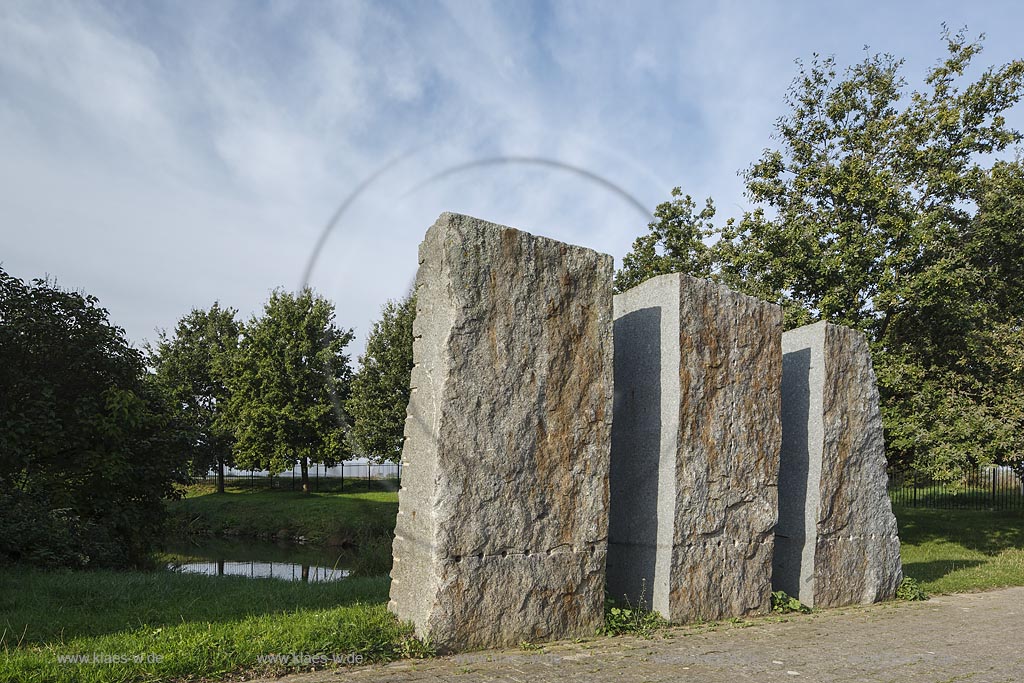 Zuelpich Langendorf, Skulpturen Installation von "Ulrich Rueckriem" auf Burg Langendorf, Scheibe (1993), installiert 2003 240 H x 66 T x 118 cm, 240 x 66 x 112 cm, 240 x 66 x 128 cm, (ca. 10 cm im Boden) eine horizontale Spaltung Hoehe ca. 72 cm, eine vertikale Spaltung im mittleren Teil, zwei vertikale Schnitte, Zwischenraum 2 x 56 cm.Gesamtbreite 460 cm , Gewicht ca.20.360 kg Granit Bleu de Vire;Zuelpich Langendorf, sculptures by "Ulrich Rueckriem" at castle Burg Langendorf, sculpture Scheibe (1993).