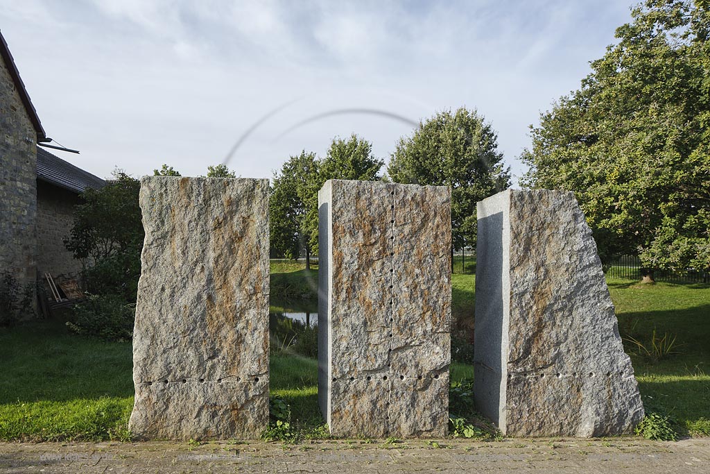 Zuelpich Langendorf, Skulpturen Installation von "Ulrich Rueckriem" auf Burg Langendorf, Scheibe (1993), installiert 2003 240 H x 66 T x 118 cm, 240 x 66 x 112 cm, 240 x 66 x 128 cm, (ca. 10 cm im Boden) eine horizontale Spaltung Hoehe ca. 72 cm, eine vertikale Spaltung im mittleren Teil, zwei vertikale Schnitte, Zwischenraum 2 x 56 cm.Gesamtbreite 460 cm , Gewicht ca.20.360 kg Granit Bleu de Vire;Zuelpich Langendorf, sculptures by "Ulrich Rueckriem" at castle Burg Langendorf, sculpture Scheibe (1993).