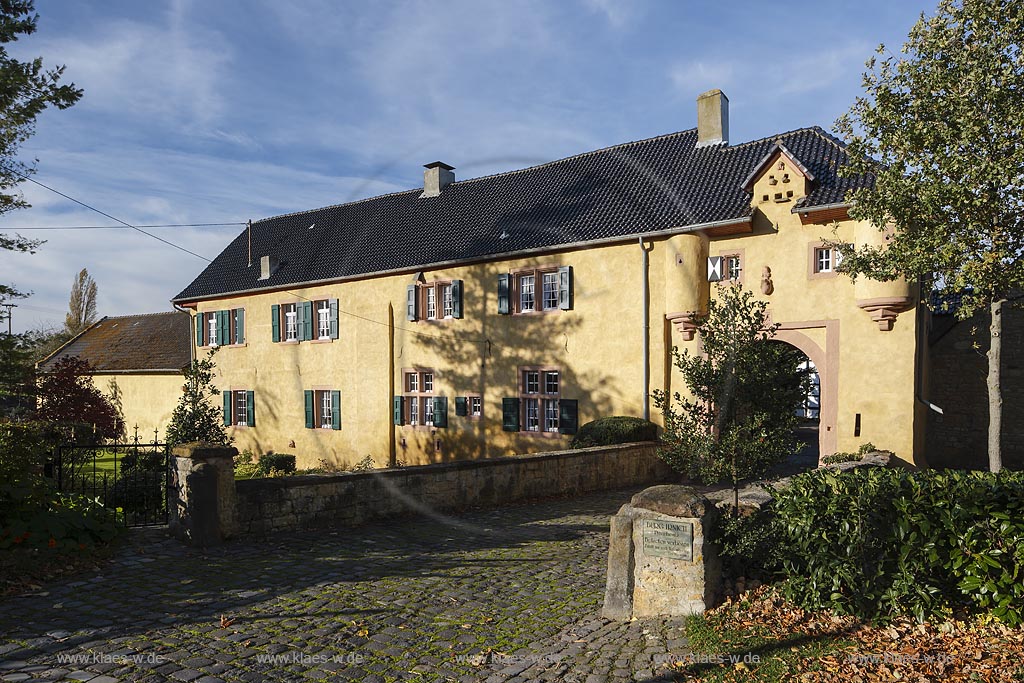 Zuelpich-Linzenich, Wasserburg Burg Linzenich, 1357 wird die Burg erstmals erwaehnt und im dreissigjaehrigen Krieg voellig zerstoert, nach dem Wiederaufbau wurde das Anwesen 1755 durch ein Erdbeben beschaedigt; Zuelpich-Linzenich, moated castle Burg Linzenich.