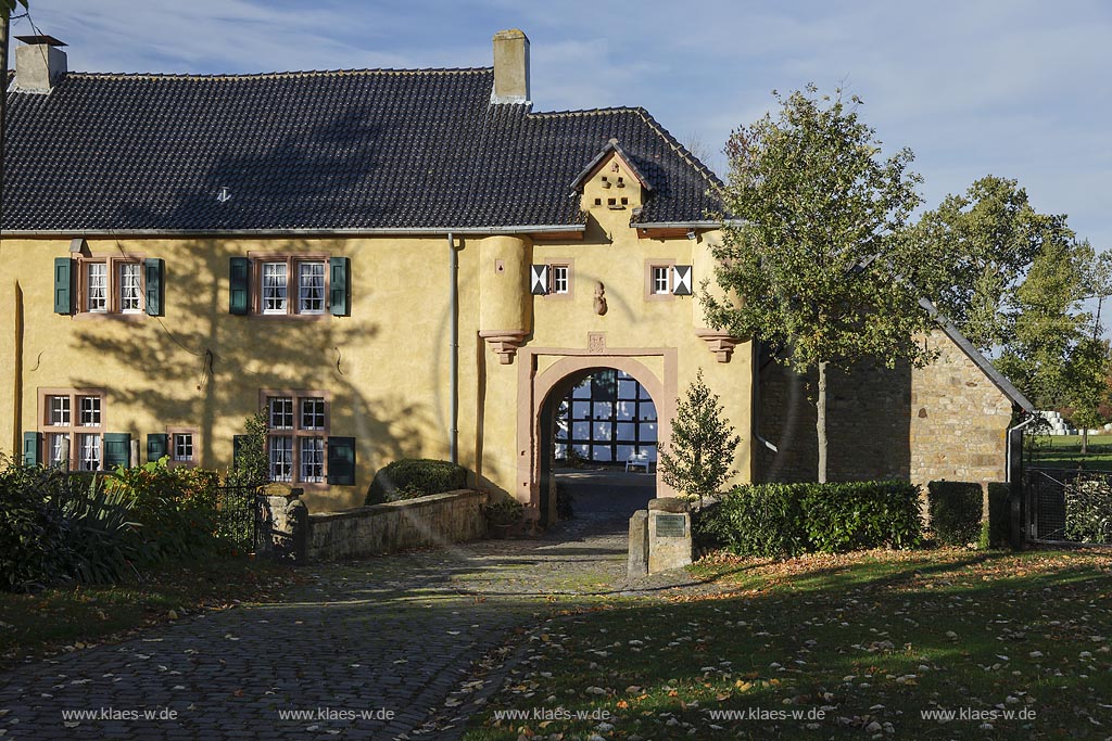 Zuelpich-Linzenich, Wasserburg Burg Linzenich, 1357 wird die Burg erstmals erwaehnt und im dreissigjaehrigen Krieg voellig zerstoert, nach dem Wiederaufbau wurde das Anwesen 1755 durch ein Erdbeben beschaedigt; Zuelpich-Linzenich, moated castle Burg Linzenich.