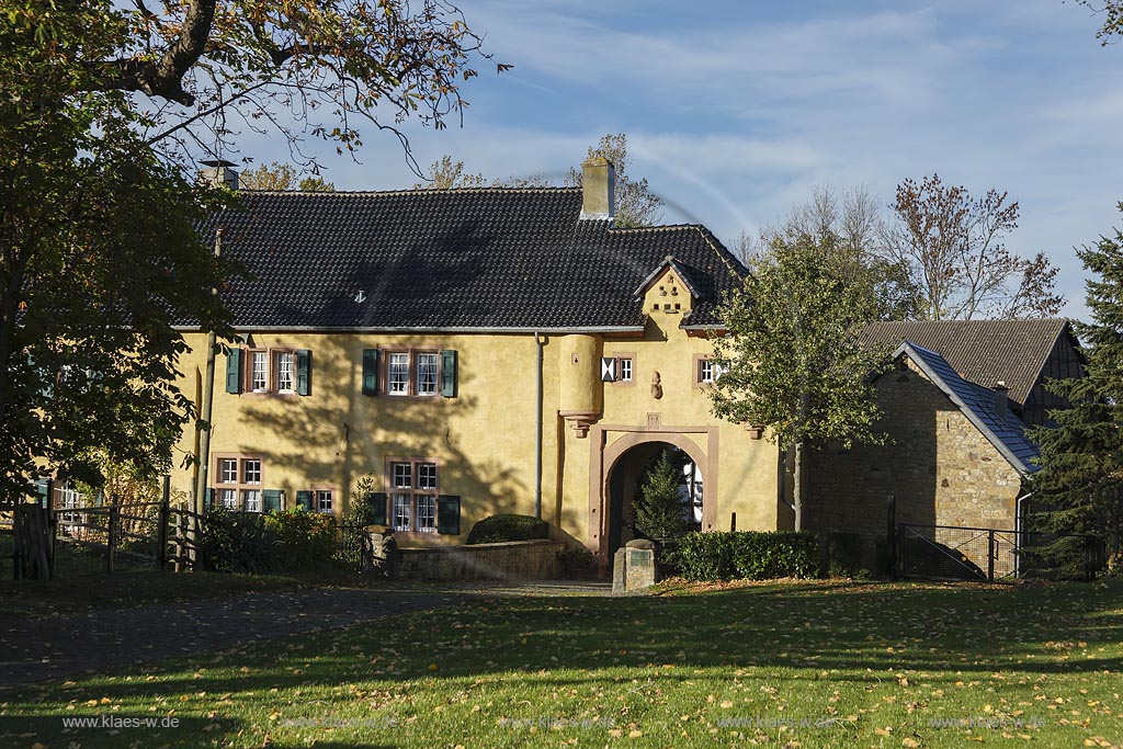 Zuelpich-Linzenich, Wasserburg Burg Linzenich, 1357 wird die Burg erstmals erwaehnt und im dreissigjaehrigen Krieg voellig zerstoert, nach dem Wiederaufbau wurde das Anwesen 1755 durch ein Erdbeben beschaedigt; Zuelpich-Linzenich, moated castle Burg Linzenich.