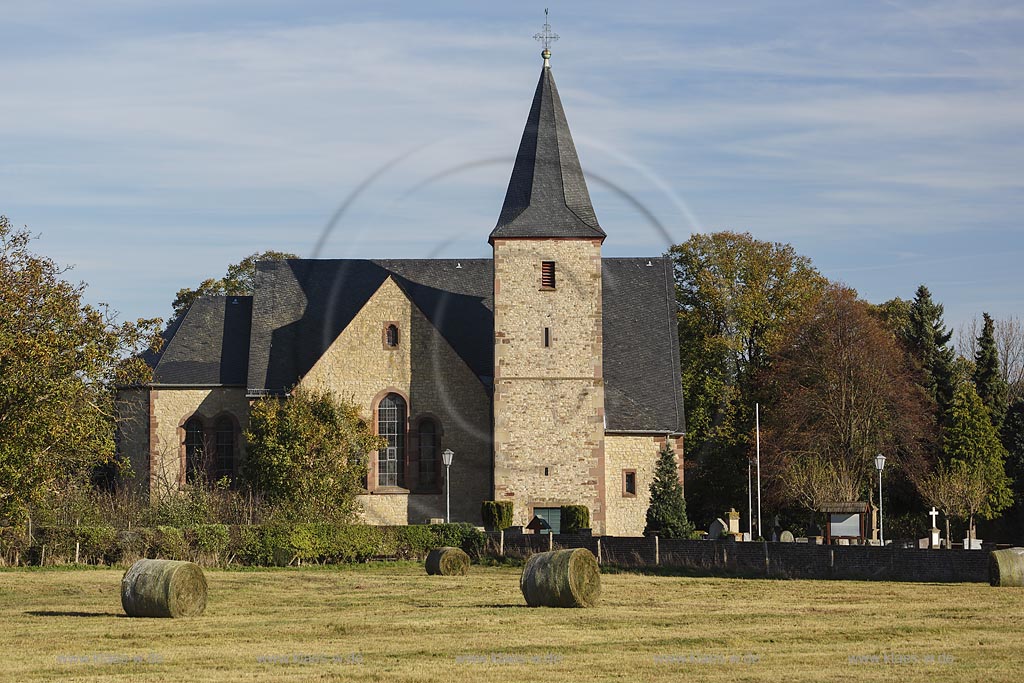 Zuelpich-Loevenich, Kirche St.Agnes, 12101240 baute "Joseph von Loevenich" die alte Kirche auf dem Seitenschiff der Kapelle auf, die es bereits in roemischer Zeit gegeben haben muss und 1922 wurde senkrecht dazu die neue Kirche gebaut; Zuelpich-Loevenich, church St. Agnes.