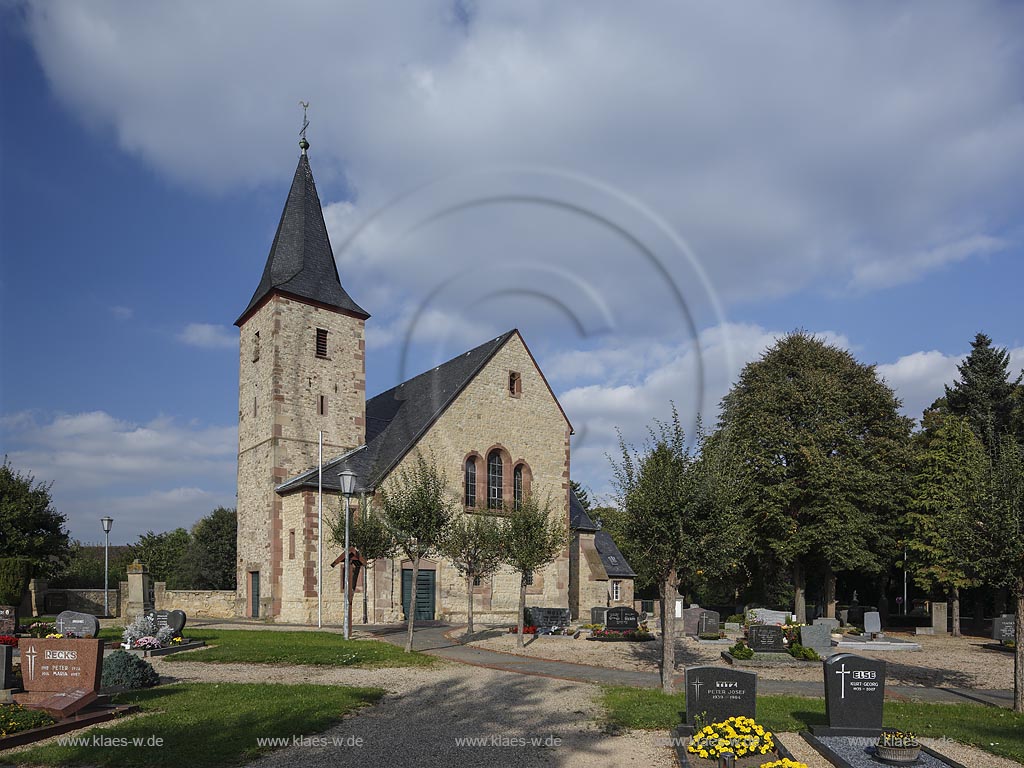 Zuelpich Linzenich-Loevenich, Kirche St. Agnes, 12101240 baute "Joseph von Loevenich" die alte Kirche auf und 1922 wurde senkrecht zu dem alten Bau die neue Kirche gebaut; Zuelpich Linzenich-Loevenich, church St. Agnes.