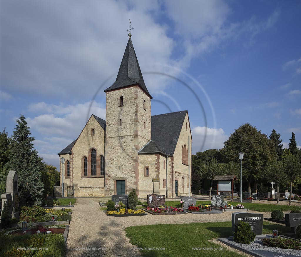 Zuelpich Linzenich-Loevenich, Kirche St. Agnes, 12101240 baute "Joseph von Loevenich" die alte Kirche auf und 1922 wurde senkrecht zu dem alten Bau die neue Kirche gebaut; Zuelpich Linzenich-Loevenich, church St. Agnes.