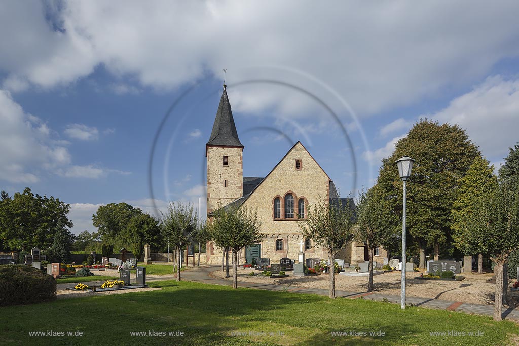 Zuelpich Linzenich-Loevenich, Kirche St. Agnes, 12101240 baute "Joseph von Loevenich" die alte Kirche auf und 1922 wurde senkrecht zu dem alten Bau die neue Kirche gebaut; Zuelpich Linzenich-Loevenich, church St. Agnes.