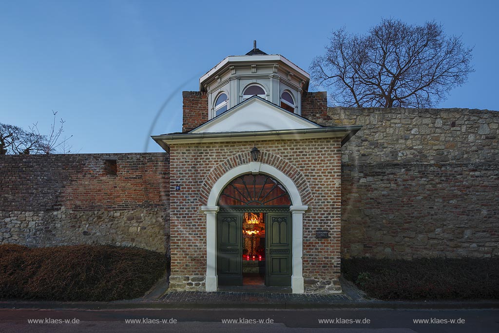 Zuelpich, Marienkapelle Zum Bildchen, 1885 erbaut, ist sie eine Backsteinkapelle in neugotischen Formen mit einem rechteckigen Grundriss und einem Portal mit farblich abgesetzter Backsteineinfassung, Blaue Stunde; Zuelpich chapel "Zum Bildchen" in night image.