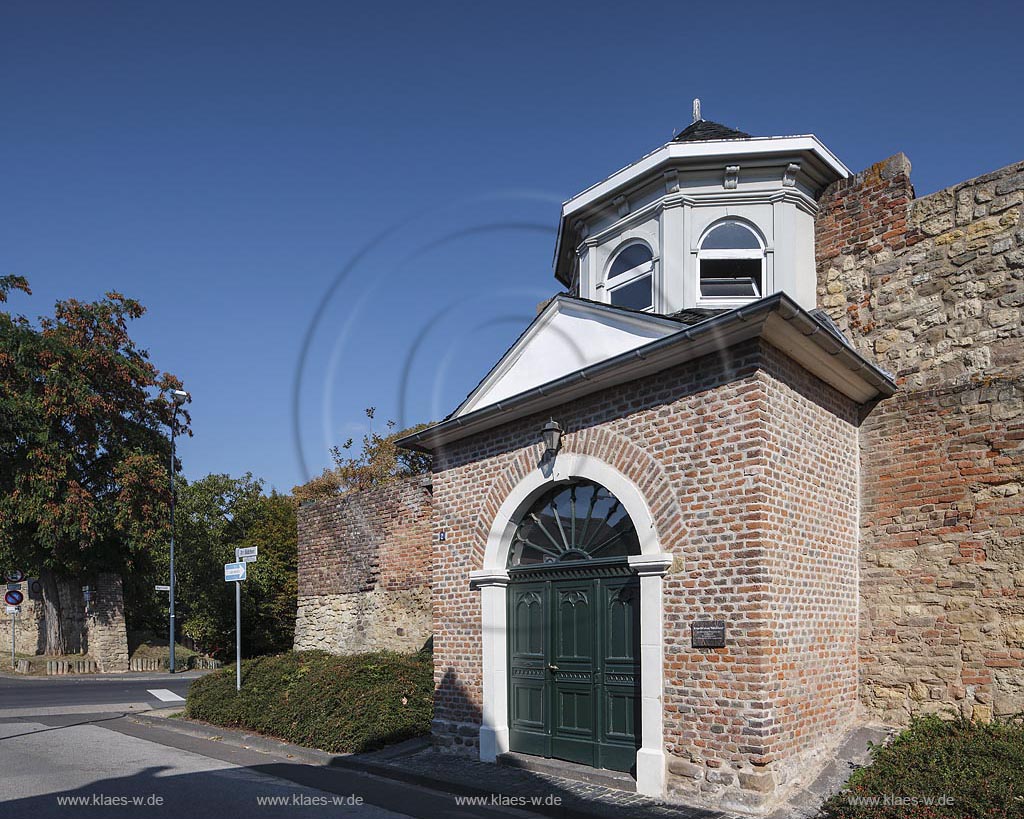 Zuelpich, Marienkapelle zum Bildchen, 1885 erbaut, ist sie eine Backsteinkapelle in neugotischen Formen mit einem rechteckigen Grundriss und einem Portal mit farblich abgesetzter Backsteineinfassung.  In einer runden Eisenplatte sind die Anfangsbuchstaben der Namen der Stifter H B und M S zu lesen.; Zuelpich, chapel Marienkapelle zum Bildchen, anno1885.