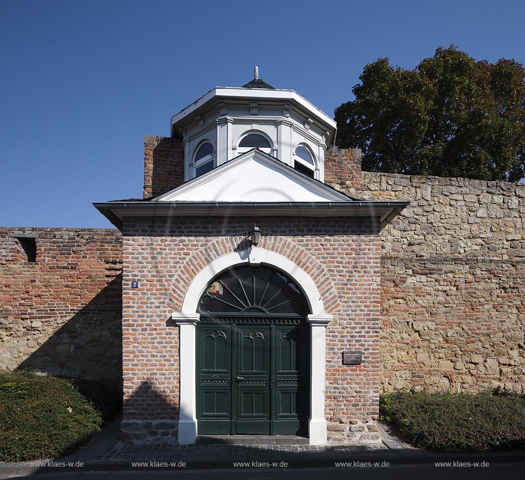 Zuelpich, Marienkapelle zum Bildchen, 1885 erbaut, ist sie eine Backsteinkapelle in neugotischen Formen mit einem rechteckigen Grundriss und einem Portal mit farblich abgesetzter Backsteineinfassung.  In einer runden Eisenplatte sind die Anfangsbuchstaben der Namen der Stifter H B und M S zu lesen.; Zuelpich, chapel Marienkapelle zum Bildchen, anno1885.