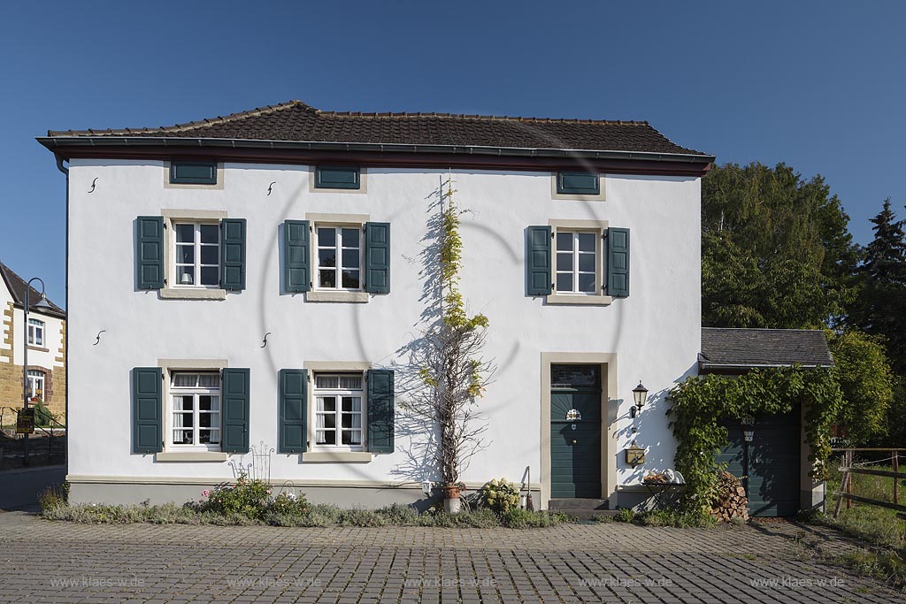 Zuelpich-Merzenich, spaetbarocker Putzbau Severinusstrasse 17; Zuelpich-Merzenich, late baroque building in the street Severinusstrasse 17.