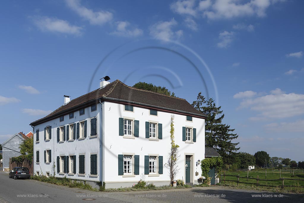 Zuelpich-Merzenich, spaetbarocker Putzbau Severinusstrasse 17; Zuelpich-Merzenich, late baroque building in the street Severinusstrasse 17.