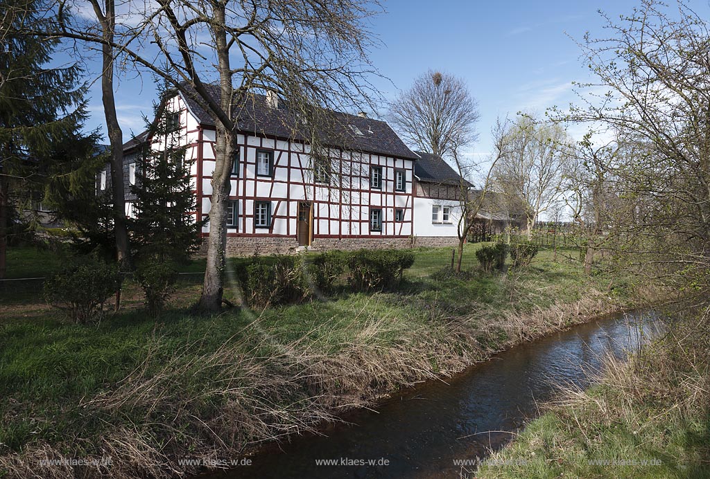 Zuelpich-Muelheim, Fachwerkhaus mit dem Rotbach im Vordergrund; Zuelpich-Muelheim, frame house and beck Rotbach in the front