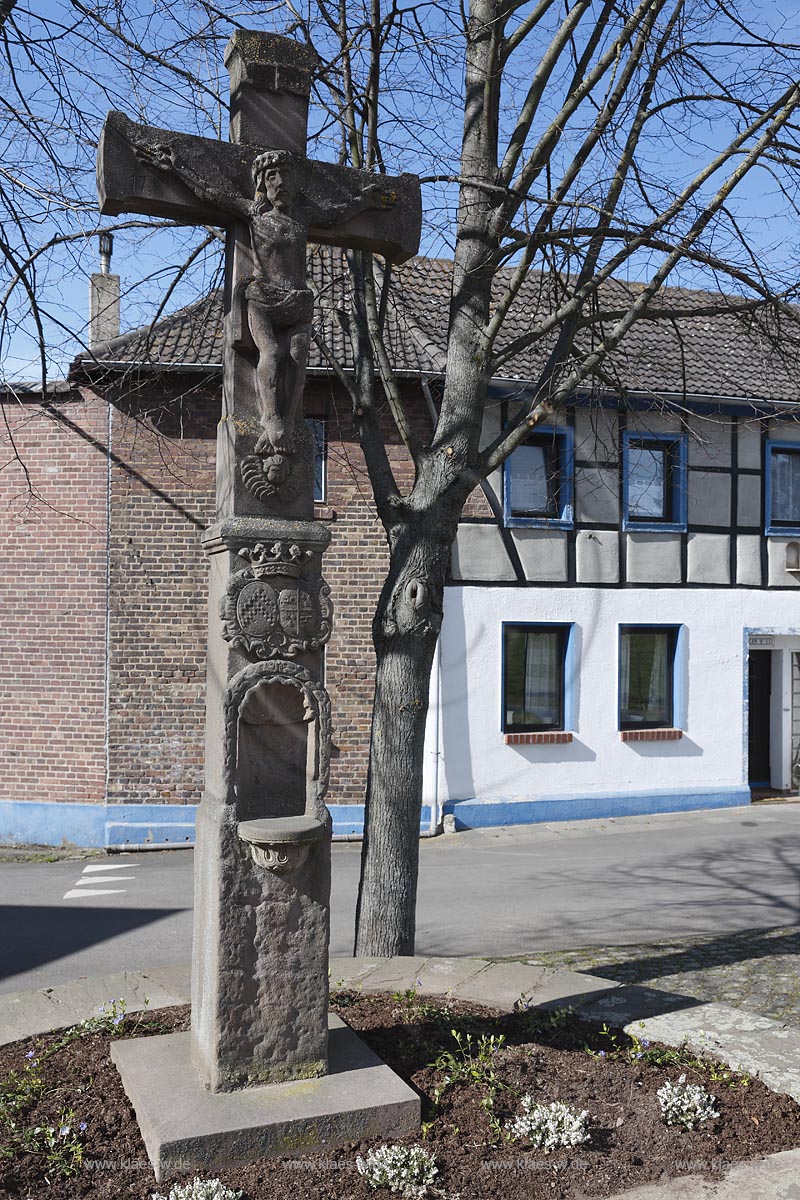 Zuelpcih-Muelheim, Ortsmitte Wegekreuz vor Fachwerkhaus; Zuelpci Muelheim wayside cross 