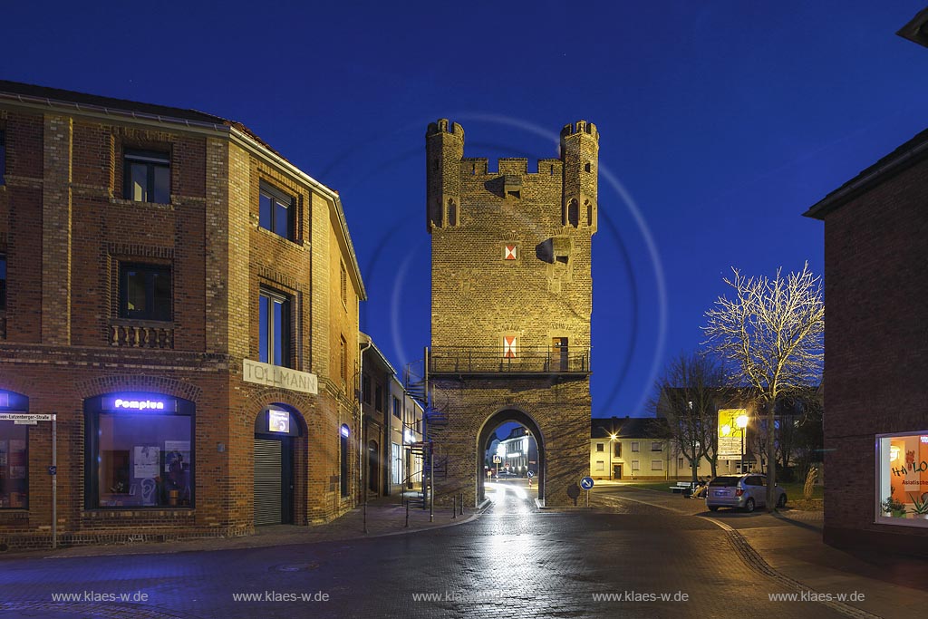 Zuelpich, Muenstertor zur Blauen Stunde; Zuelpich town gate "Muenstertor" during blue hour.