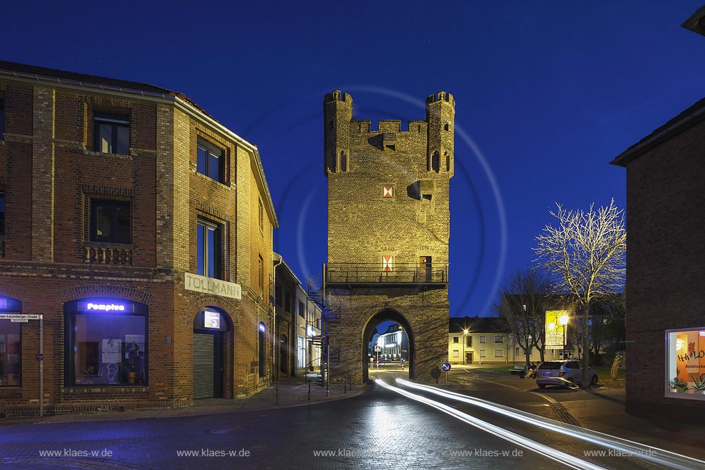 Zuelpich, Muenstertor zur Blauen Stunde; Zuelpich town gate "Muenstertor" during blue hour.