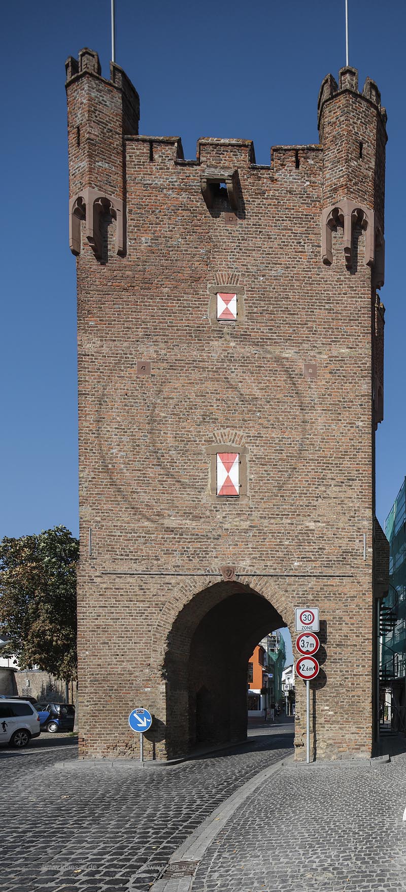 Zuelpich, Stadttor Muenstertor; Zuelpich, 1357 als erstes der Stadttore am suedlichen Ende der gleichnamigen Strasse errichtet; Zuelpich, town gate Muenstertor.