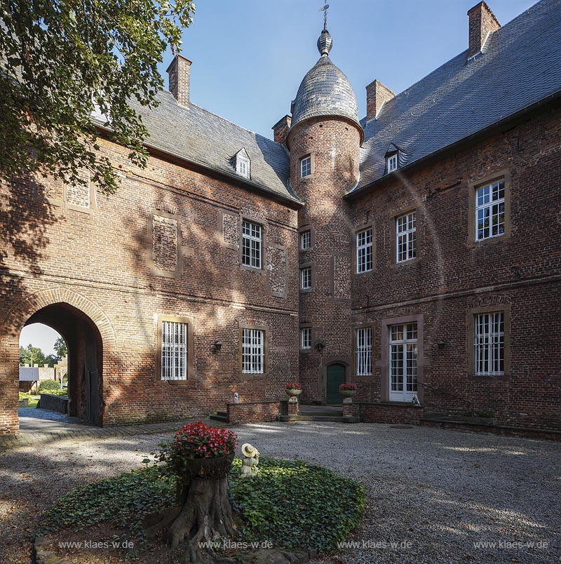 Zuelpich-Nemmenich, Haus Lauvenburg, in Form einer klassischen zweiteiligen Wasserburg errichtet und wurde am 24. September 1981 in die Denkmalliste der Stadt Zuelpich eingetragen, ein  Backsteinbau der Spaetgotik; Zuelpich-Nemmenich, castle Haus Lauvenburg.