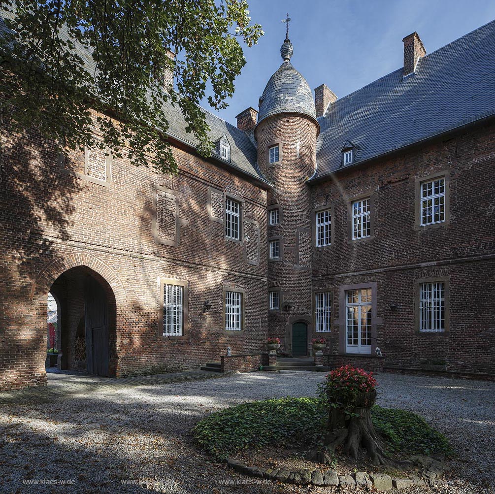Zuelpich-Nemmenich, Haus Lauvenburg, in Form einer klassischen zweiteiligen Wasserburg errichtet und wurde am 24. September 1981 in die Denkmalliste der Stadt Zuelpich eingetragen, ein  Backsteinbau der Spaetgotik; Zuelpich-Nemmenich, castle Haus Lauvenburg.