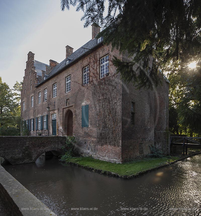 Zuelpich-Nemmenich, Haus Lauvenburg, in Form einer klassischen zweiteiligen Wasserburg errichtet und wurde am 24. September 1981 in die Denkmalliste der Stadt Zuelpich eingetragen, ein  Backsteinbau der Spaetgotik; Zuelpich-Nemmenich, castle Haus Lauvenburg.