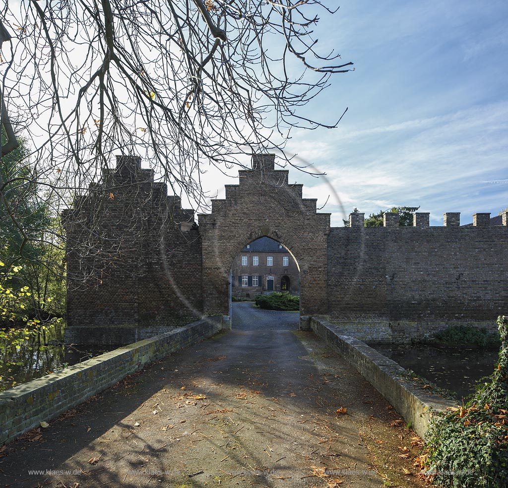 Zuelpich-Nemmenich, Haus Lauvenburg,  ein Backsteinbau der Spaetgotik. Der Tortrakt gehoerte wahrscheinlich  noch zur alten Burg; Zuelpich-Nemmenich, manor house Haus Lauvenburg.