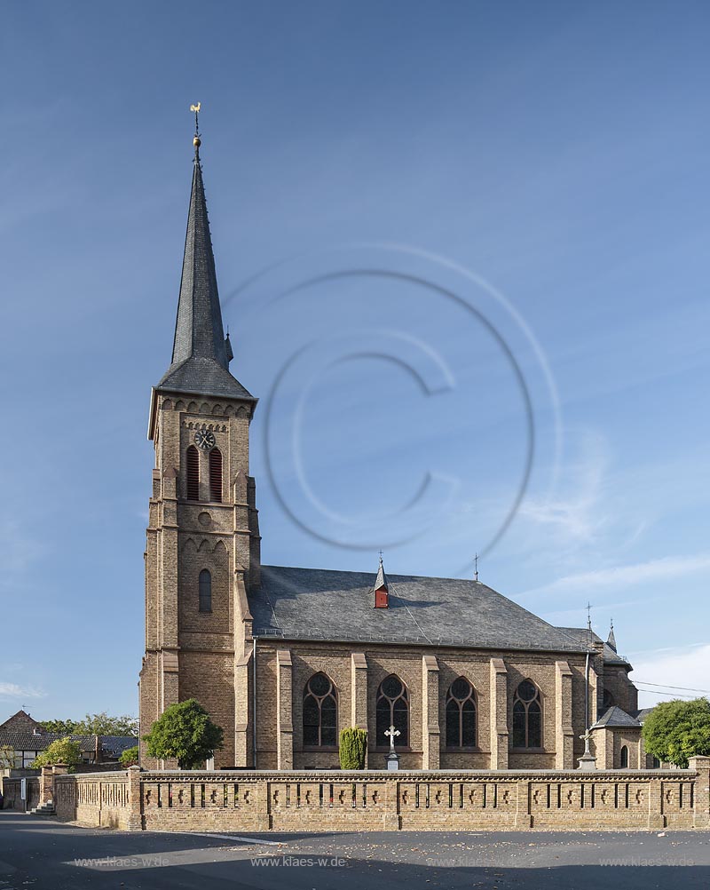 Zuelpich-Nemmenich, Kirche St. Peter, in den Jahren 1884-86 erbaut und in fruehgotischem Stil errichtet; Zuelpich-Nemmenich, church St. Peter. 
