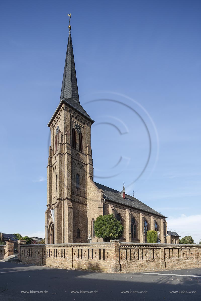 Zuelpich-Nemmenich, Kirche St. Peter, in den Jahren 1884-86 erbaut und in fruehgotischem Stil errichtet; Zuelpich-Nemmenich, church St. Peter. 