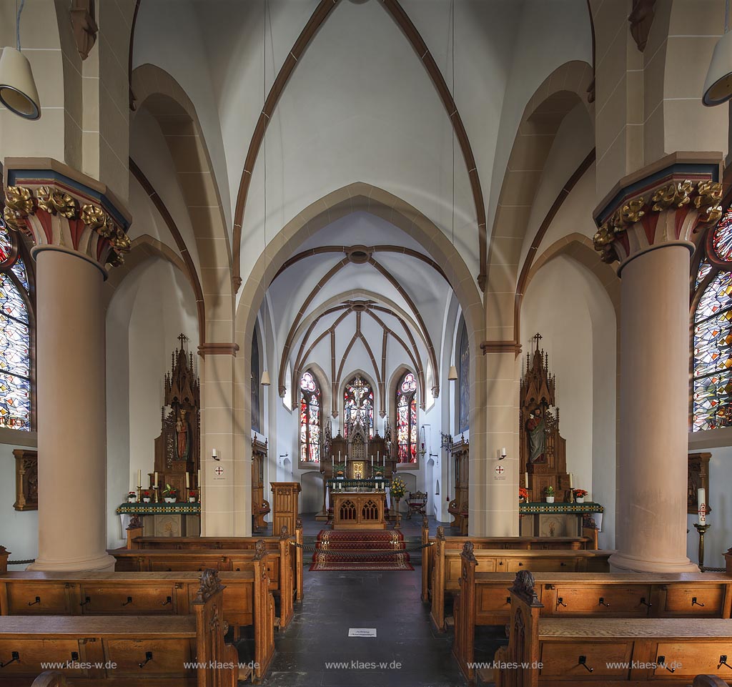 Zuelpich-Nemmenich, Kirche St. Peter, Blick durchs Langhaus zum Altar; Zuelpich-Nemmenich, church St. Peter, view through the nave to the altar. 