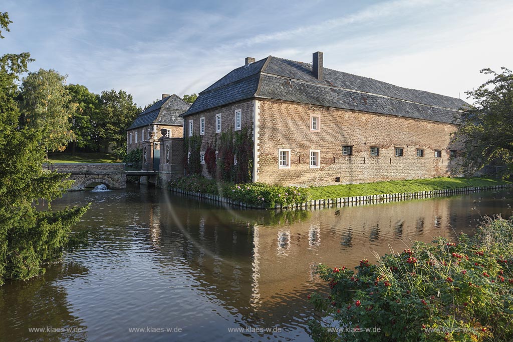 Zuelpich-Niederelvenich, Haus Busch, eine einteilige Wasserburg, die in die Denkmalliste der Stadt Zuelpich eingetragen wurde; Zuelpich-Niederelvenich, moated castle Haus Busch.