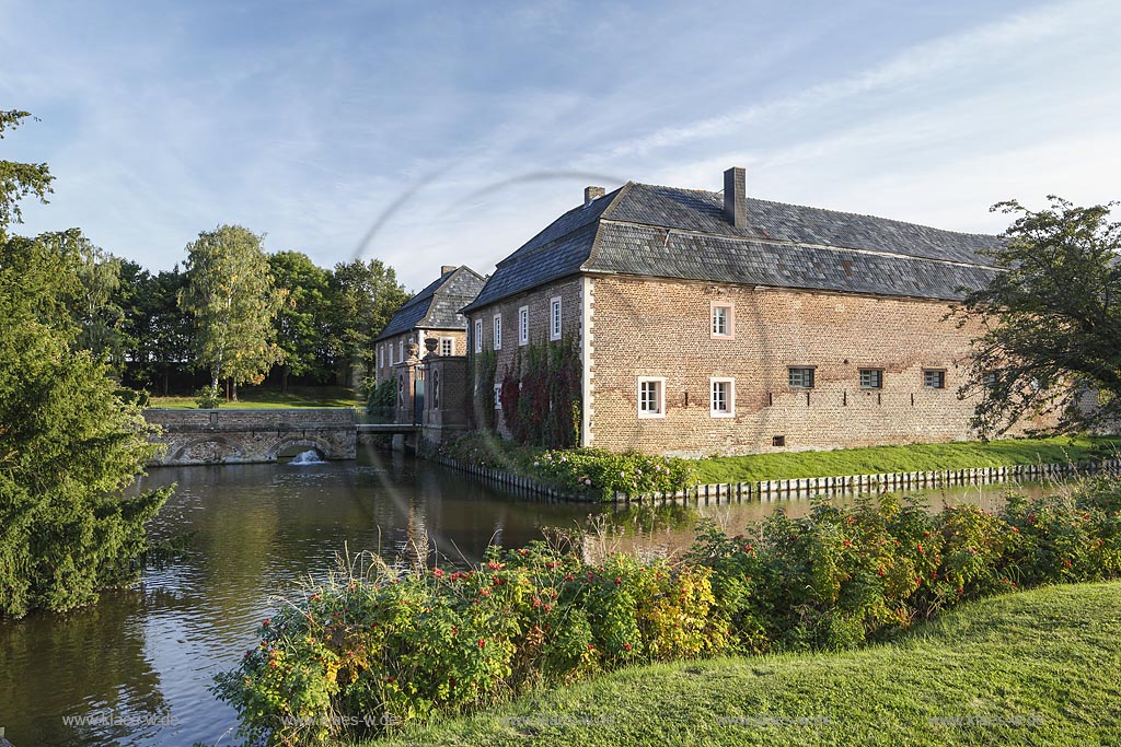 Zuelpich-Niederelvenich, Haus Busch, eine einteilige Wasserburg, die in die Denkmalliste der Stadt Zuelpich eingetragen wurde; Zuelpich-Niederelvenich, moated castle Haus Busch.