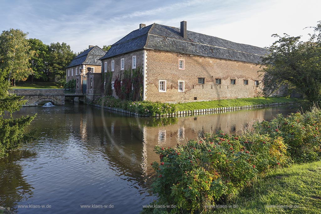 Zuelpich-Niederelvenich, Haus Busch, eine einteilige Wasserburg, die in die Denkmalliste der Stadt Zuelpich eingetragen wurde; Zuelpich-Niederelvenich, moated castle Haus Busch.