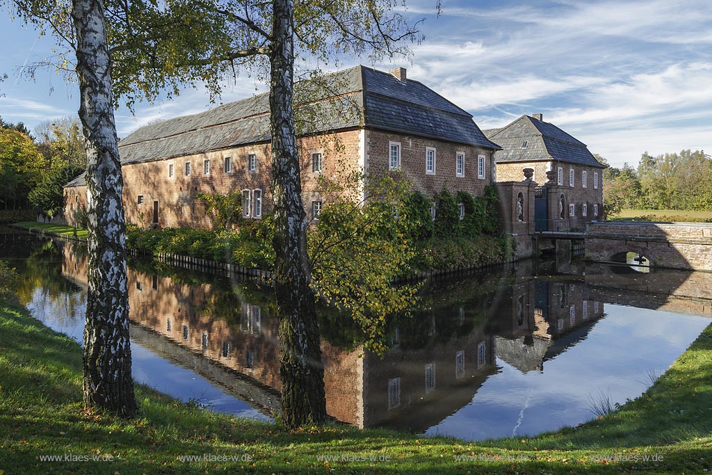 Zuelpich-Niederelvenich, Haus Busch, es ist eine einteilige Wasserburg, die auf einer regelmaessigen Insel liegt und am 13. April 1983 in die Denkmalliste der Stadt Zuelpich eingetragen wurde; Zuelpich-Niederelvenich, moated castle Haus Busch.