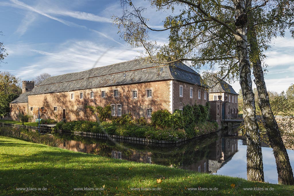 Zuelpich-Niederelvenich, Haus Busch, es ist eine einteilige Wasserburg, die auf einer regelmaessigen Insel liegt und am 13. April 1983 in die Denkmalliste der Stadt Zuelpich eingetragen wurde; Zuelpich-Niederelvenich, moated castle Haus Busch.