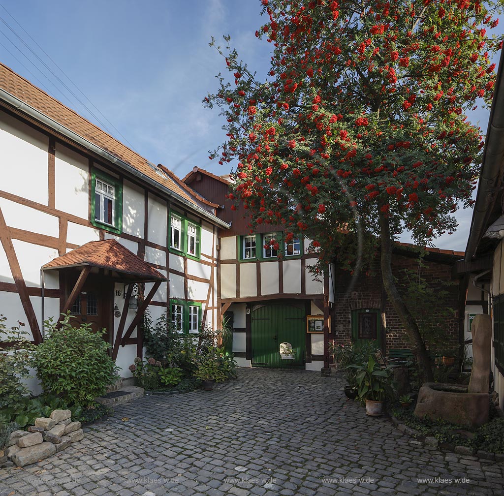 Zuelpich-Niederelvenich, Fachwerkhaus in der Wichtericher Strasse 16; Zuelpich-Niederelvenich, frame house in the street Wichtericher Strasse 16.