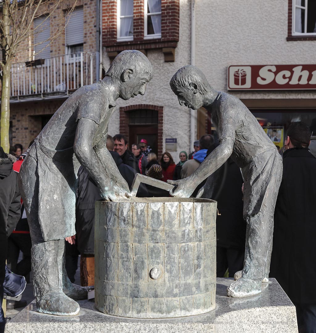 Zuelpich, Papiermacherbrunnen; Zuelpich, fountain Papiermacherbrunnen