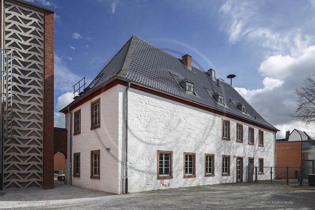 Zuelpich, Probsteimuseum mit Roemerbad bzw. "Museum der Badekultur"; Zuelpich, museum Probsteimuseum with museum "Museum der Badekultur".