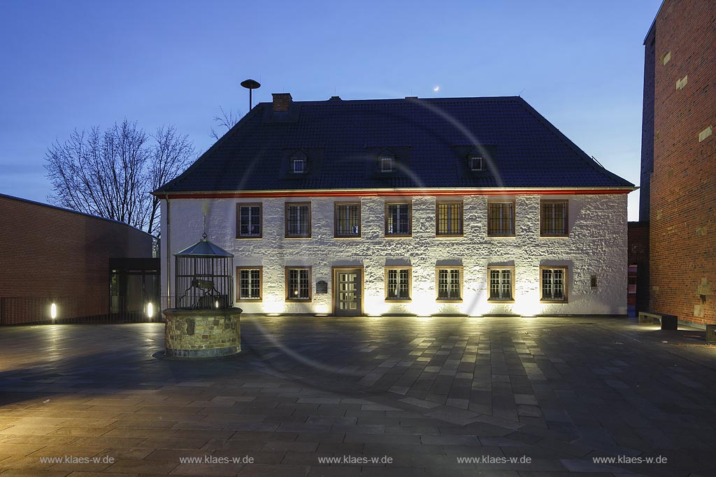 Zuelpich, Probsteimuseum mit Roemerbad bzw. "Museum der Badekultur" zur blauen Stunde; Zuelpich, museum Probsteimuseum with museum "Museum der Badekultur" duriong blue hour.