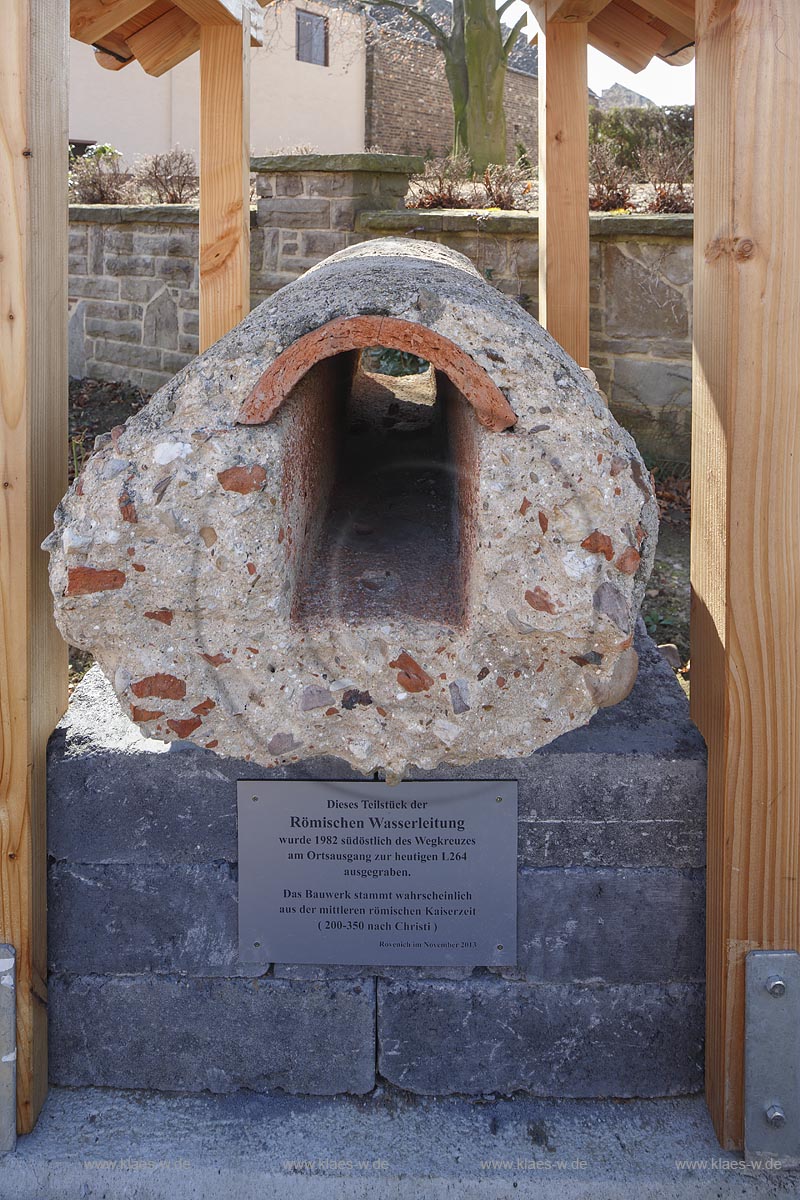 Zuelich Roevenich, Teilstueck einer Roemischen Wasserleitung, 1982 am Ortsausgang von Roevenich ausgegraben. Das Bauwerk stammt wahrscheinlich aus der mittleren roemischen Kaiserzeit 200 - 350 nach Christi, hier ausgestellt im Nobvember 2013; Zuelpich Roeventich segment of Roman aqueduct, water pipeline, probably originate from Roman Iron Age. 