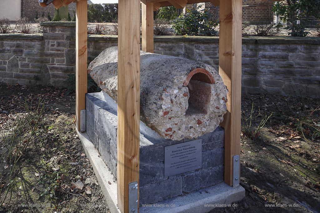 Zuelich Roevenich, Teilstueck einer Roemischen Wasserleitung, 1982 am Ortsausgang von Roevenich ausgegraben. Das Bauwerk stammt wahrscheinlich aus der mittleren roemischen Kaiserzeit 200 - 350 nach Christi, hier ausgestellt im Nobvember 2013; Zuelpich Roeventich segment of Roman aqueduct, water pipeline, probably originate from Roman Iron Age. 