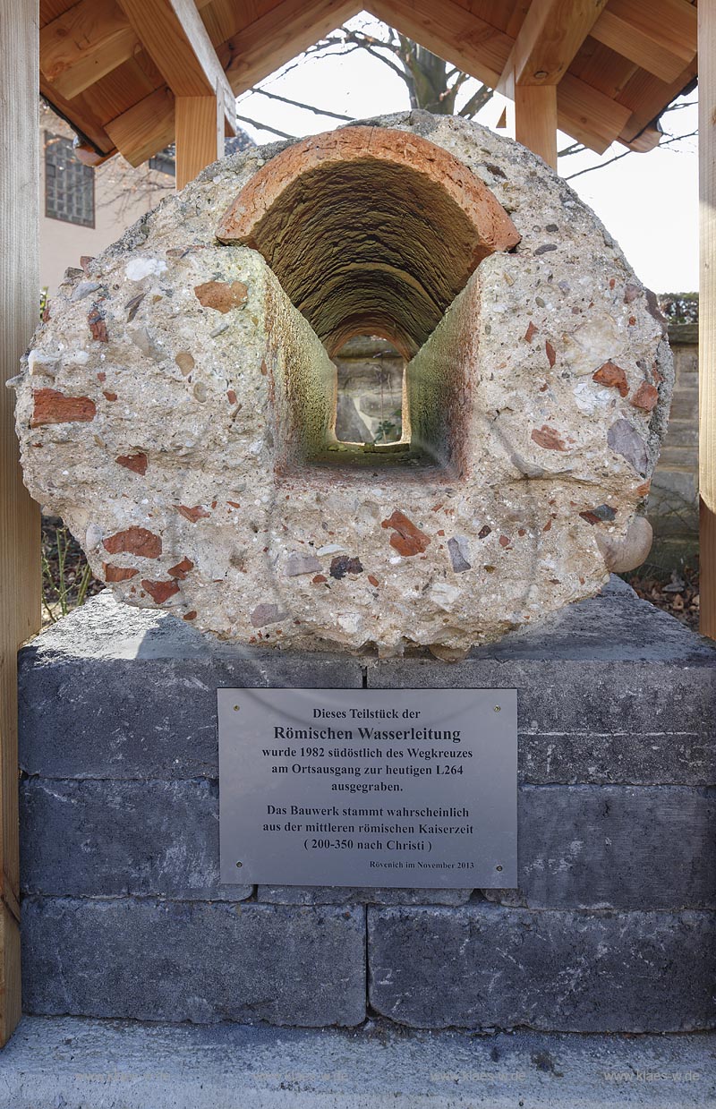 Zuelich Roevenich, Teilstueck einer Roemischen Wasserleitung, 1982 am Ortsausgang von Roevenich ausgegraben. Das Bauwerk stammt wahrscheinlich aus der mittleren roemischen Kaiserzeit 200 - 350 nach Christi, hier ausgestellt im Nobvember 2013; Zuelpich Roeventich segment of Roman aqueduct, water pipeline, probably originate from Roman Iron Age. 