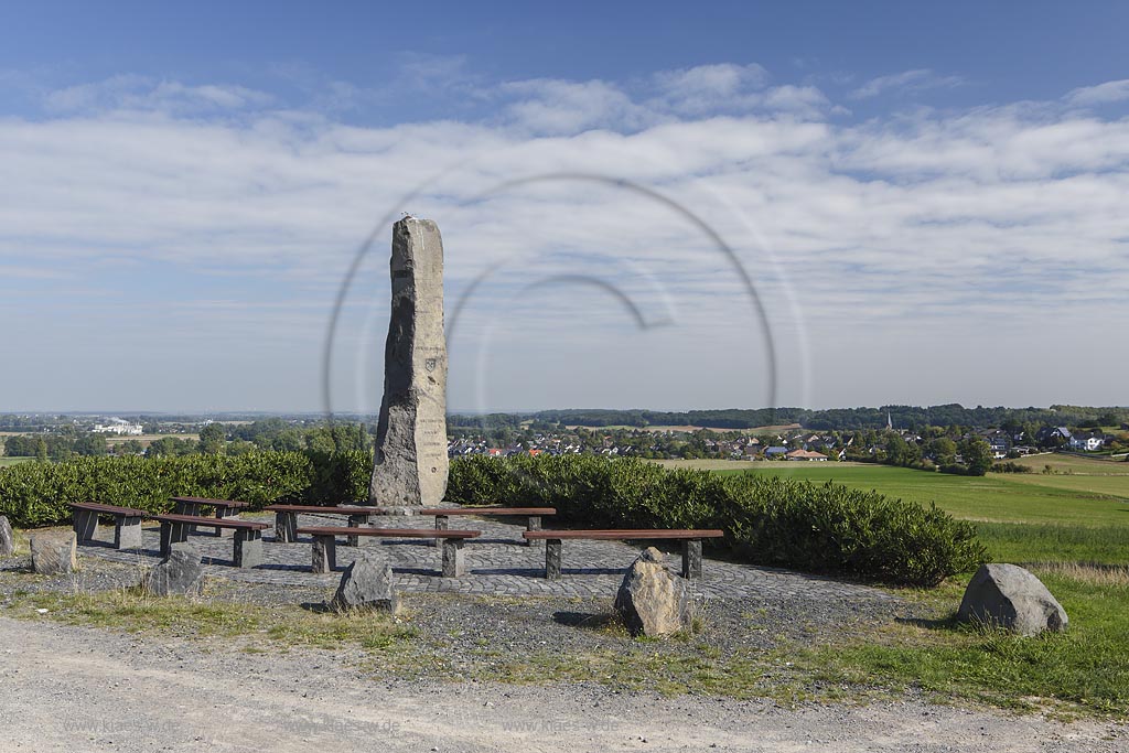 Zuelpich Schwerfen, Matthias-Saeule, Basaltsaeule, die dem Hl. Matthias und seinen Verehrern gewidmet ist; Zuelpich Schwerfen, pillar Matthias-Saeule.